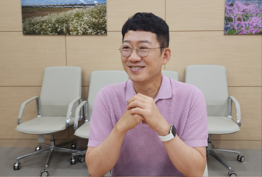 이호근 대덕대학교 미래자동차학부 교수가 12일 디지털타임스와 인터뷰를 하고 있다. 박한나 기자.